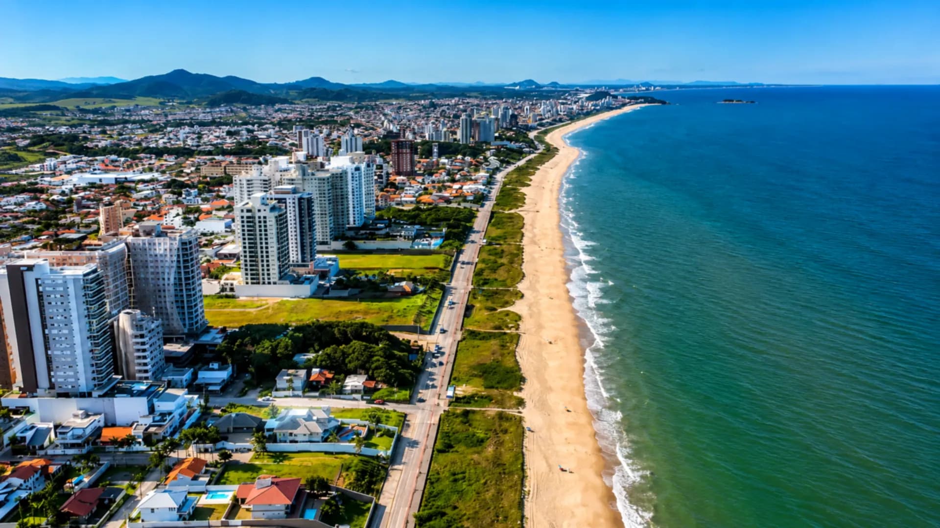 Vista de Balneário Piçarras com orla e área urbana