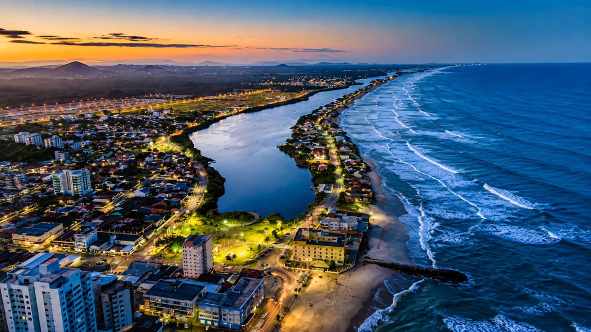 Vista de Barra Velha com orla e área urbana