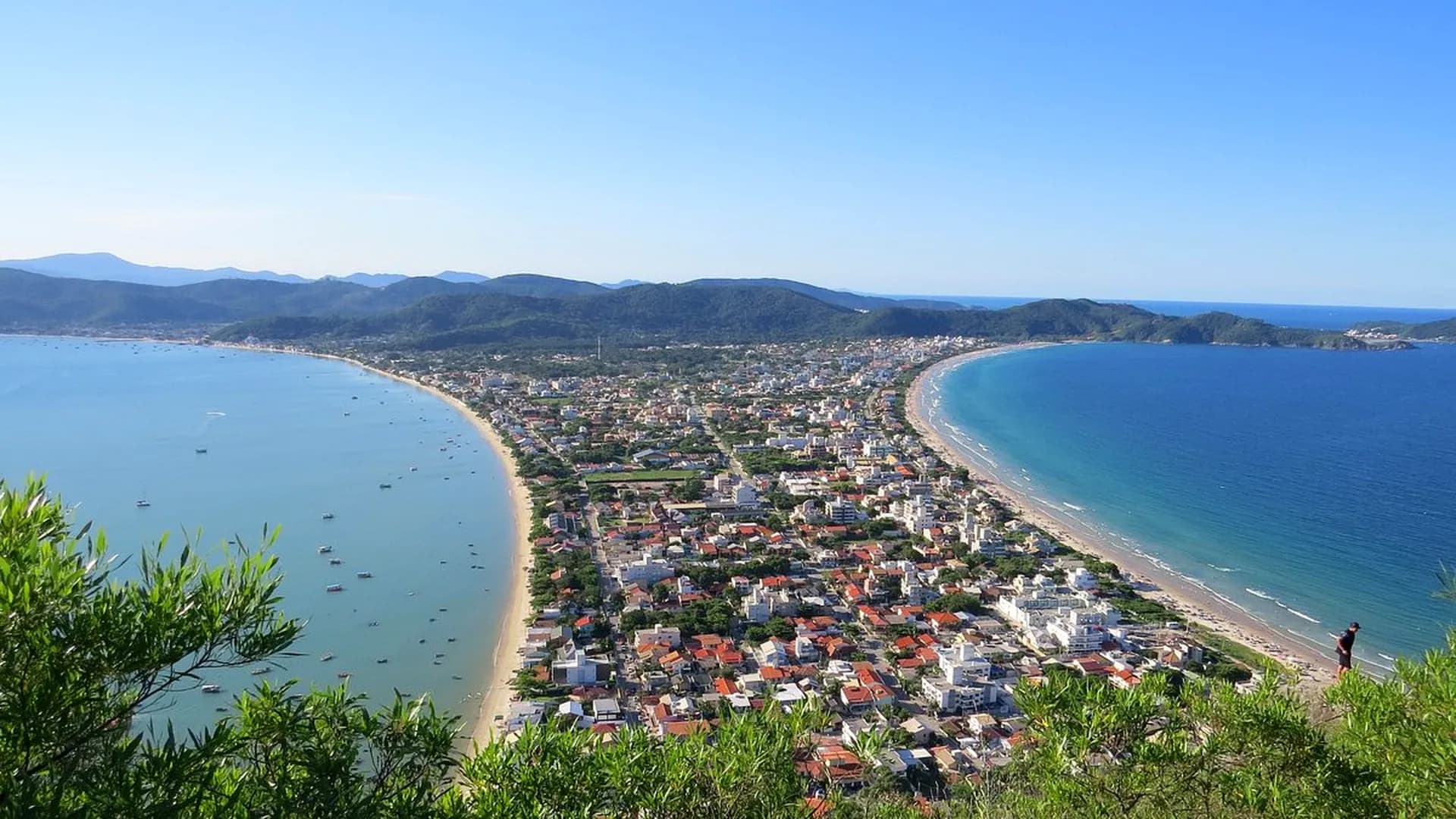 Vista de Bombinhas com praia, morros e construções