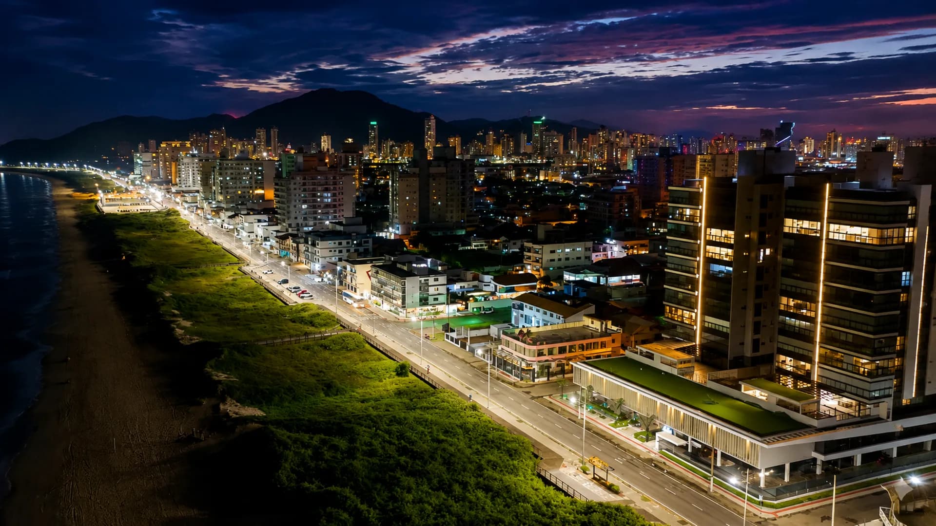 Vista de Navegantes com área urbana e litoral