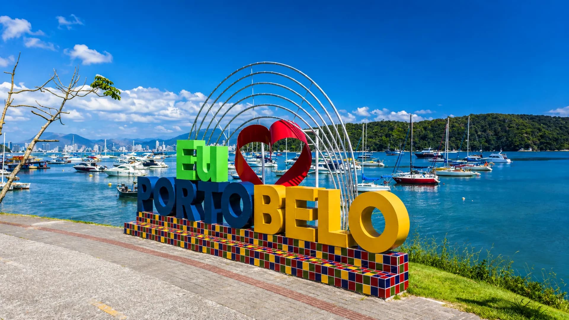 Vista de Porto Belo com mar, morros e área urbana