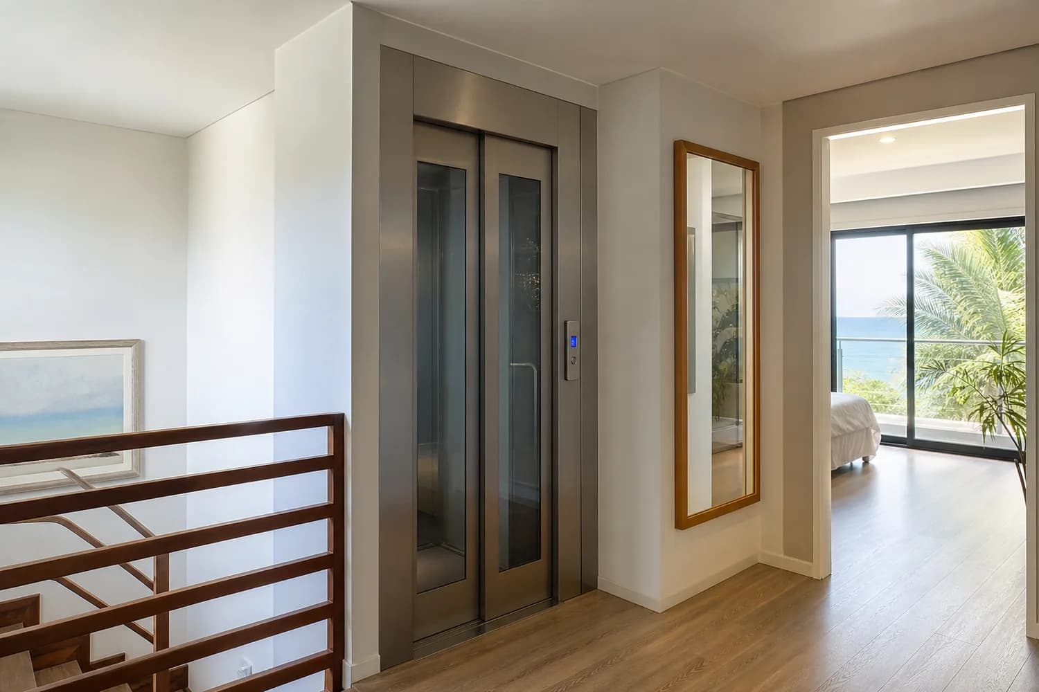 Elevador residencial compacto instalado em casa já pronta
