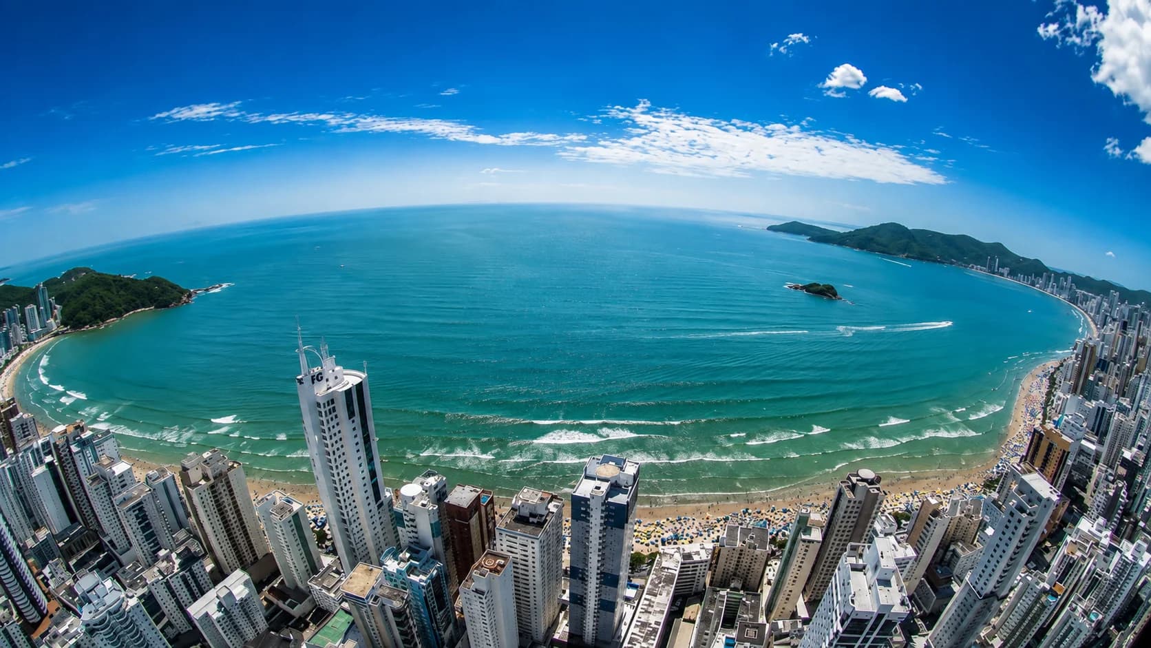 Vista de Balneário Camboriú com prédios altos na orla