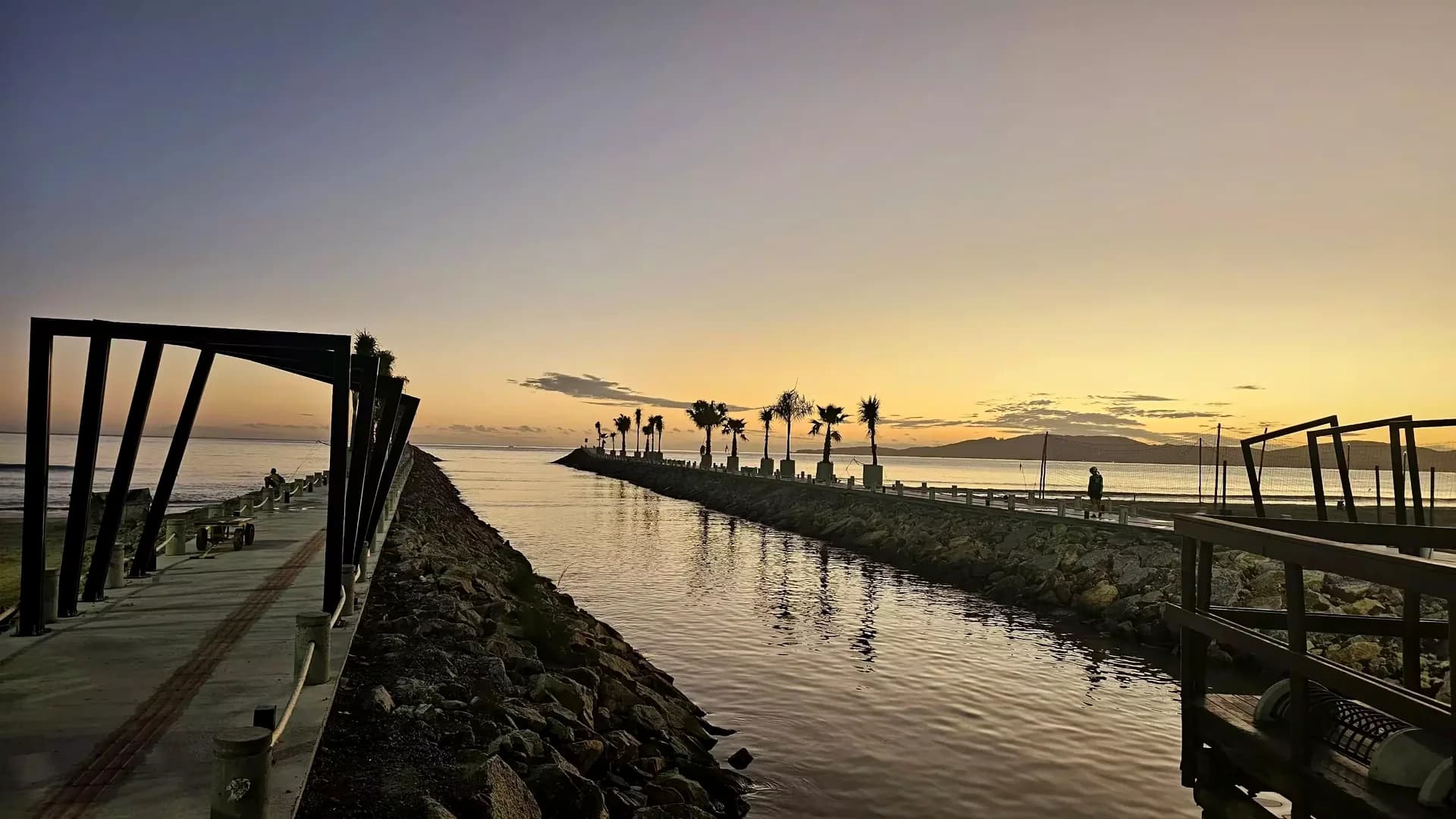 Vista da orla de Itapema ao entardecer